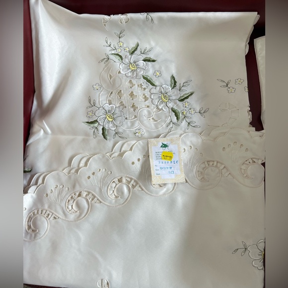🆕/vintage (1988) 69” round embroidered tablecloth & matching 8 napkins- 9 pieces